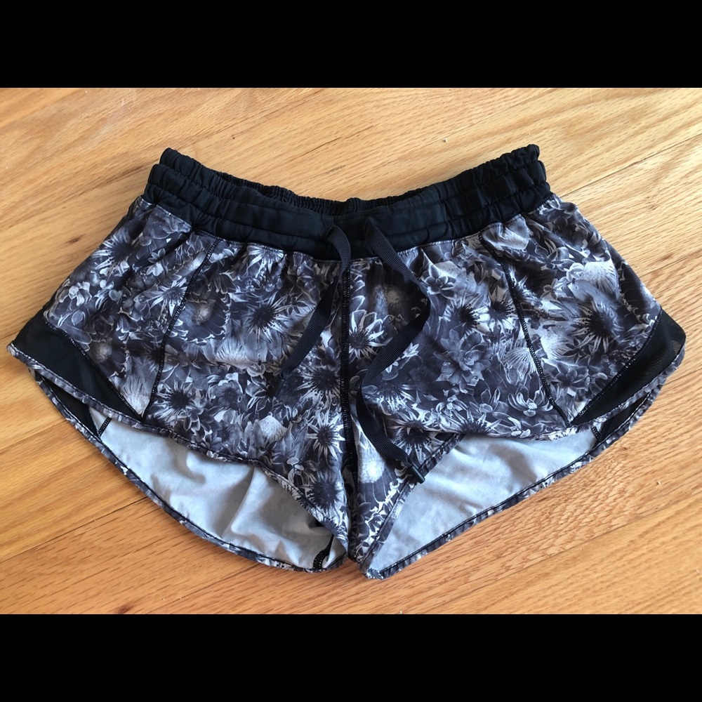 🍋Lululemon Hotty Hot Shorts 2.5 Inseam Size 8🍋